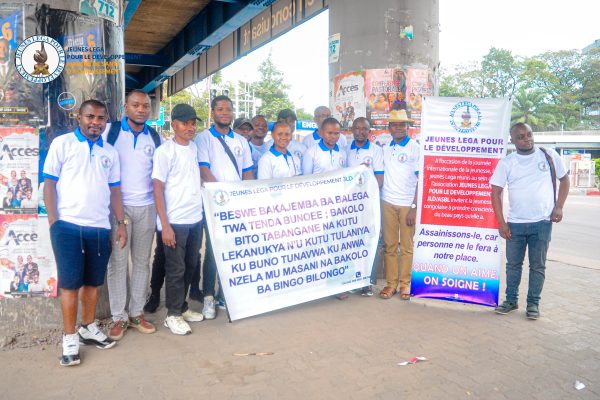 Kinshasa : Célébration de la journée internationale de la jeunesse, quelques jeunes de la communauté Lega assainissent les artères de la capitale