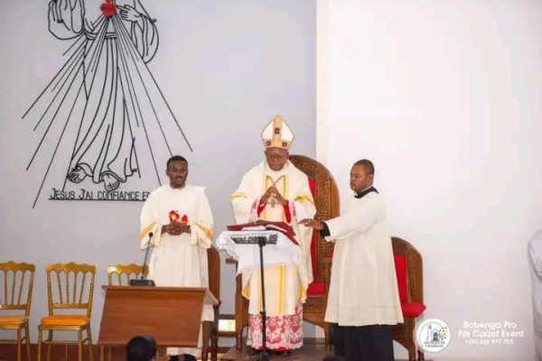 Dédicace de l’Eglise et Bénédiction de la grotte : pierre blanche pour la Paroisse Saint Perpétue de Kinshasa.